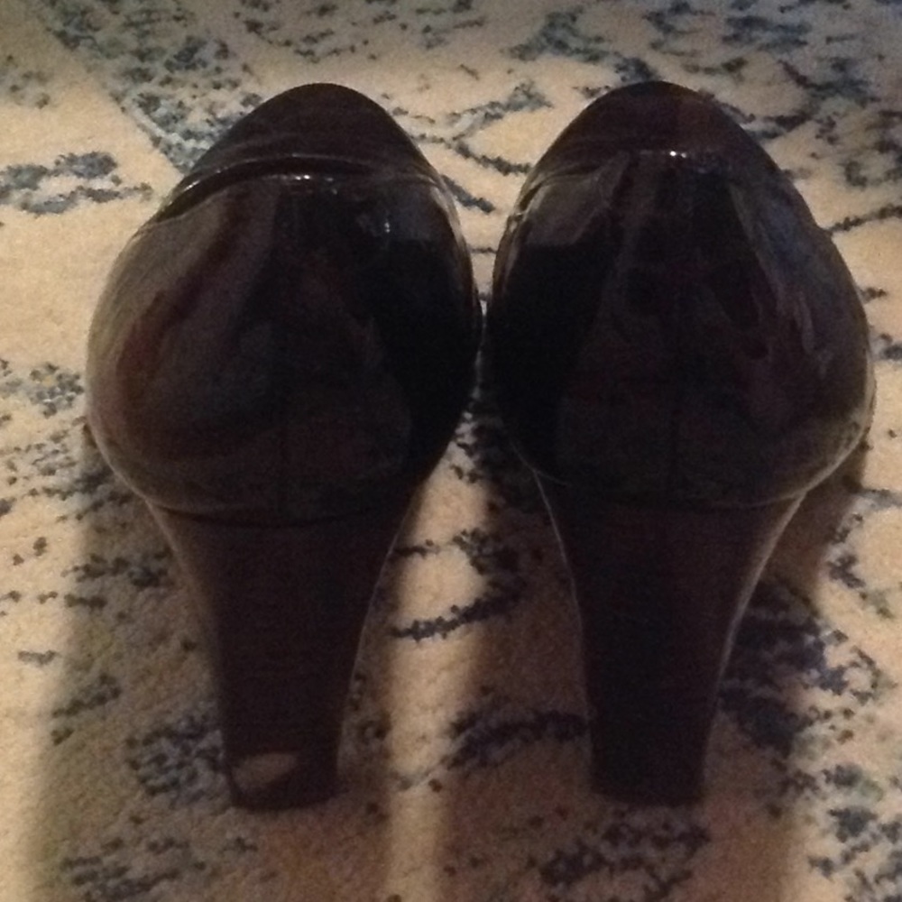 Stuart Weizmann Brown Patent Croc Pumps - image 4